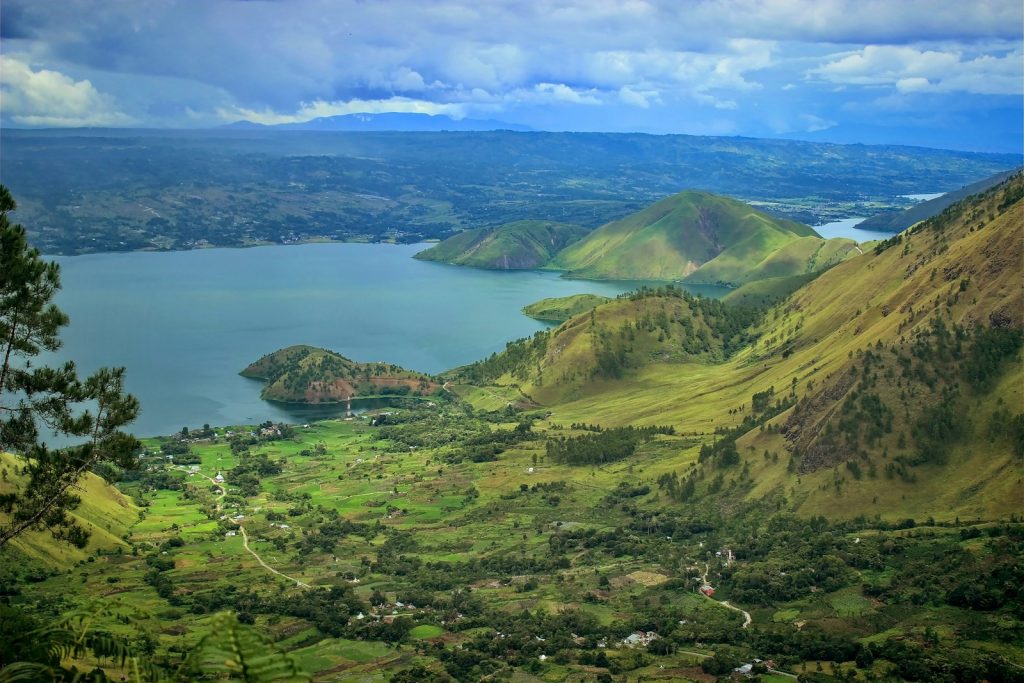 Kelimutu Lake Tour: The Tri-Colour Crater Lakes
